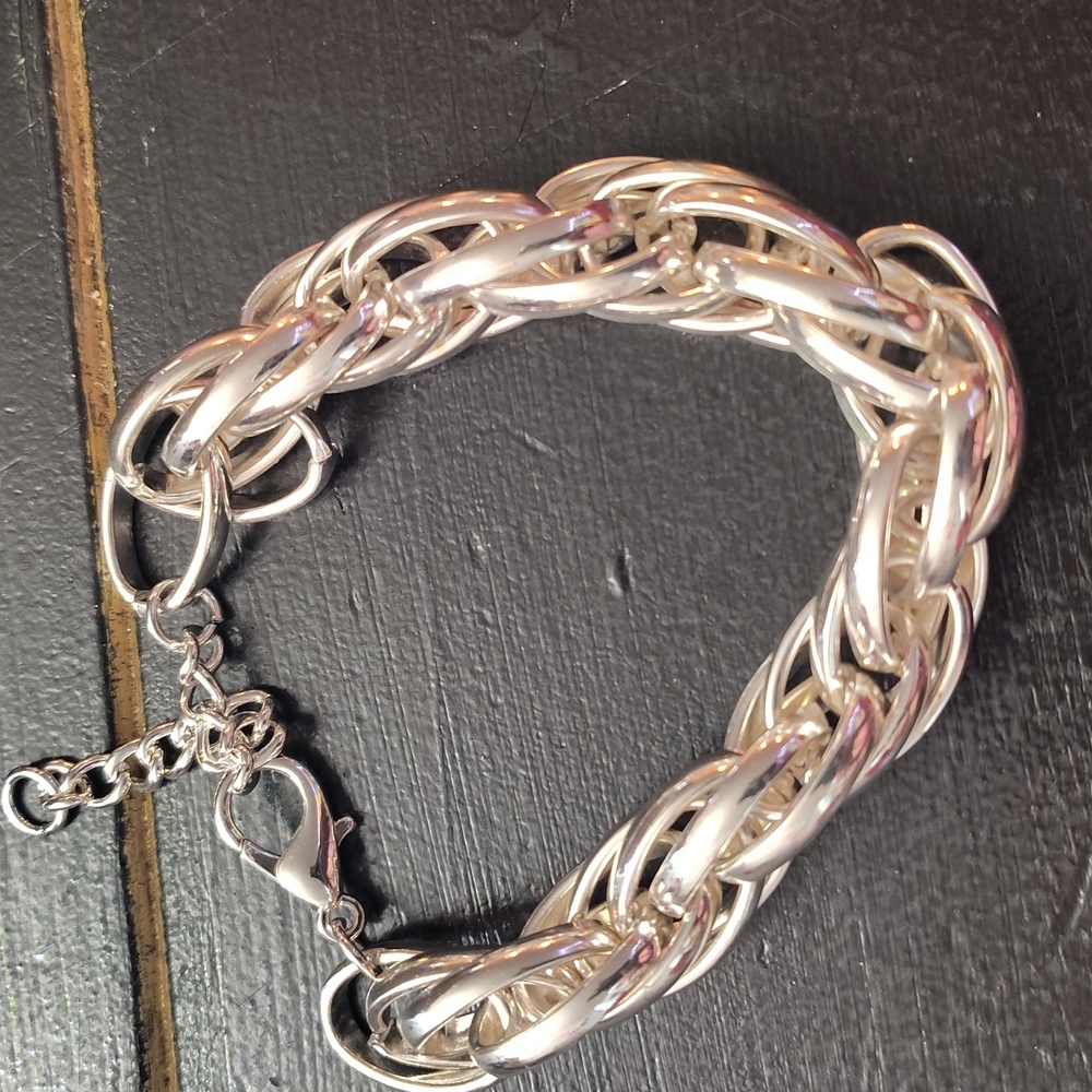 Elegant Silver Chain Bracelet - Picture 2 of 12